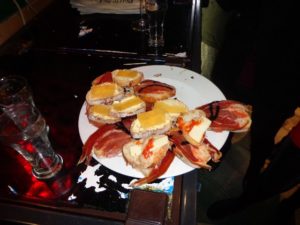 Un exemple de tapas: de petites tartines avec du saumon, du fromage. Chez nous ce serait plutôt un apéro. 