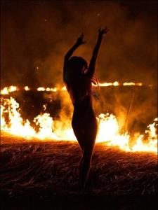Danse nocturne rituelle autour d'un grand feu.