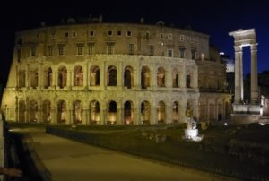Théâtre de Marcellus de nuit, à Rome